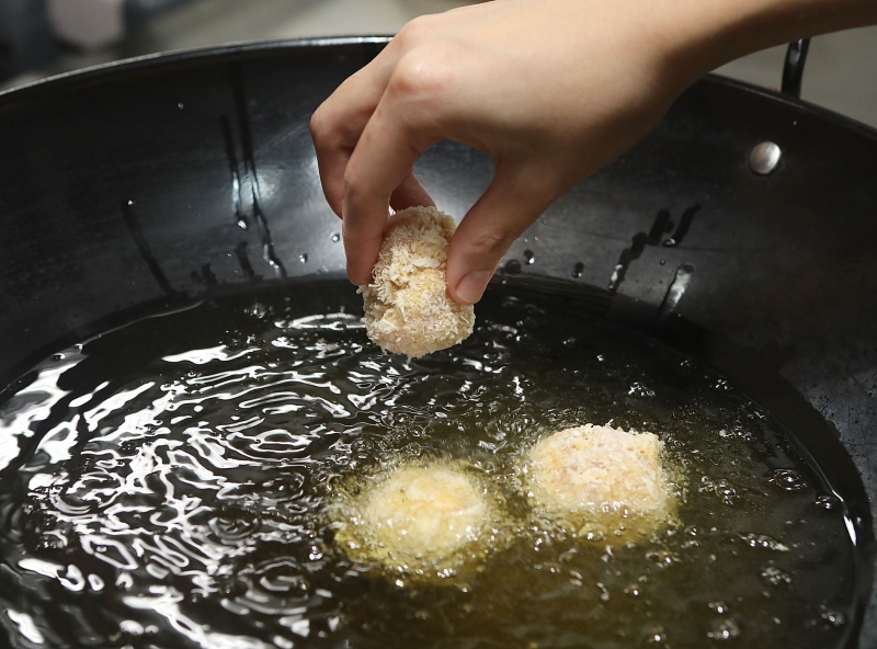 入锅油炸鸡柳丸，需待约3分钟定型后才翻搅，整个过程炸5至6分钟。