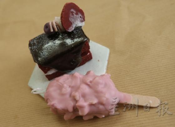 浓郁巧克力蛋糕与粉色雪糕。
