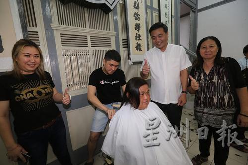理发师朱国明（左二）为居民剪头发，右起张森兰及郑国球；左为郑秋萍。