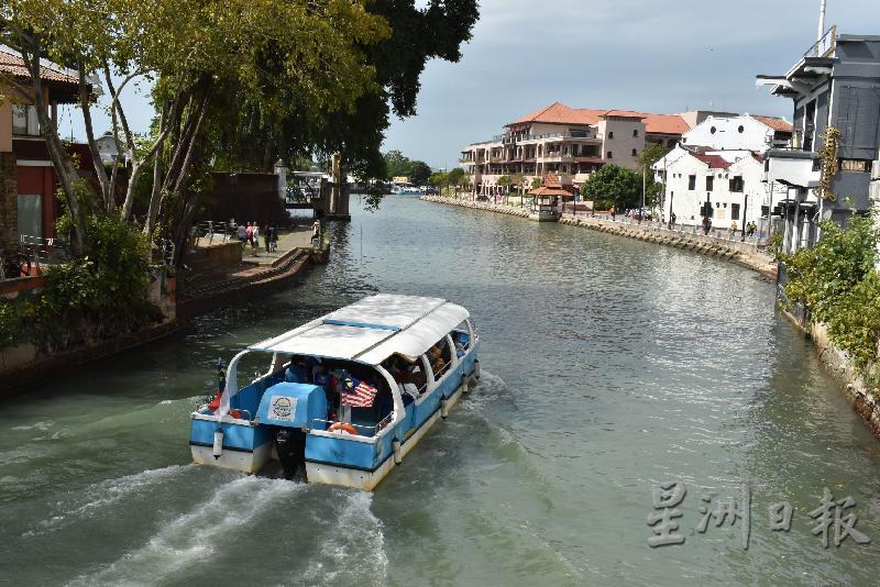 游客乘船畅游马六甲河，欣赏沿河壁画等，了解马六甲的故事。