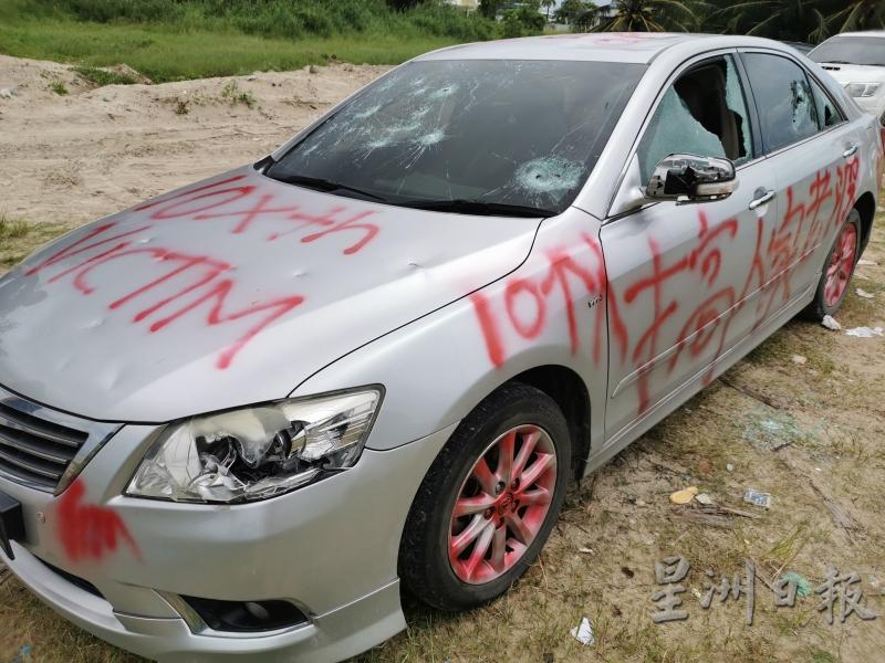 车身被喷上红漆，以中文及马来文写上“搞人家老婆”。
