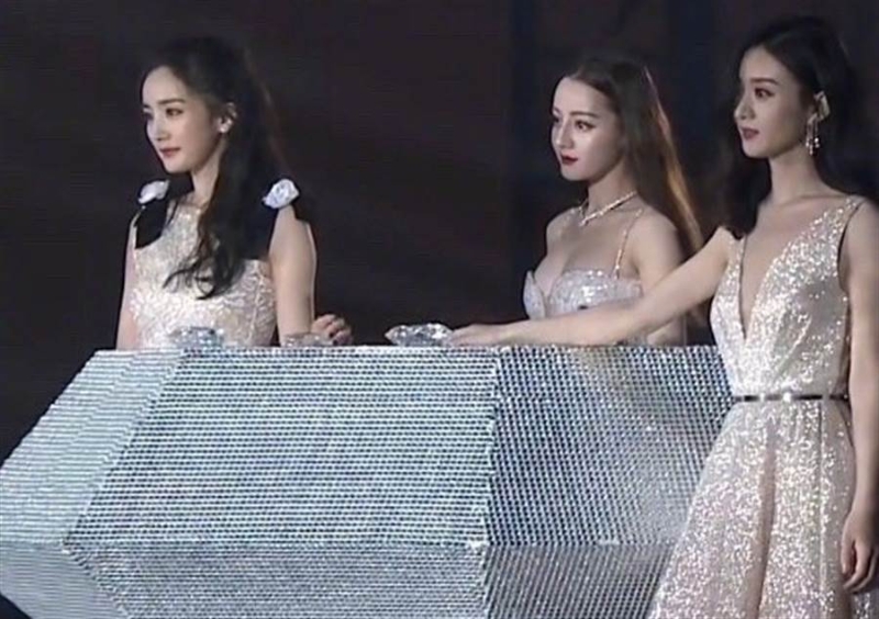 中国3大流量女星杨幂（左起）、迪丽热巴、赵丽颖难得同框，立即被网民拿来比美。（图取自互联网）