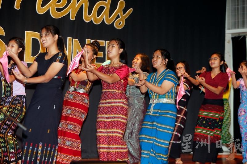 钦族难民学生的舞蹈演出。