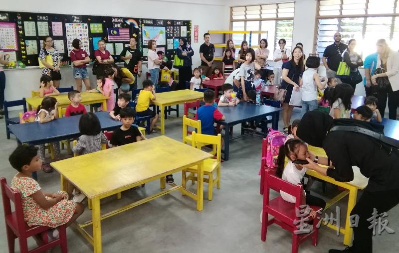 家长们到课室陪同孩子参加入学日。（图：星洲日报）