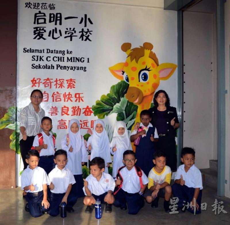 黄秀云（后排右一）及傅燕红（后排左一）欢迎友族到该校就读。