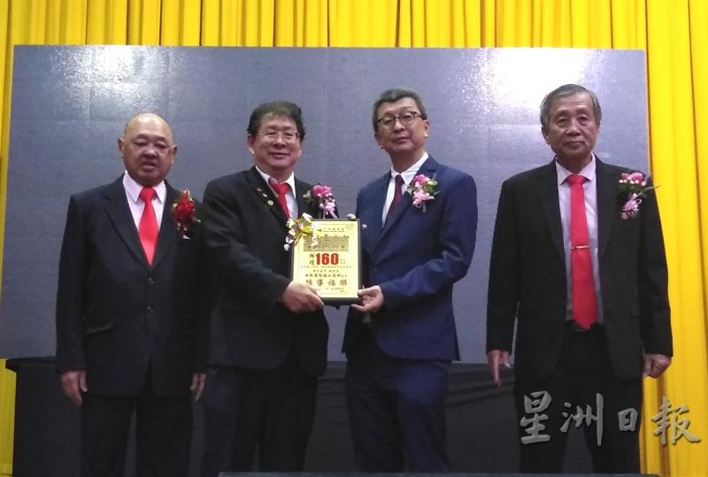 工委主席蔡天生（左二）赠纪念牌予林福山，由张雅峇（右）与邱潮成陪同。