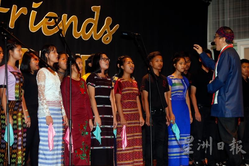 钦族难民学生大合唱圣诞歌曲。