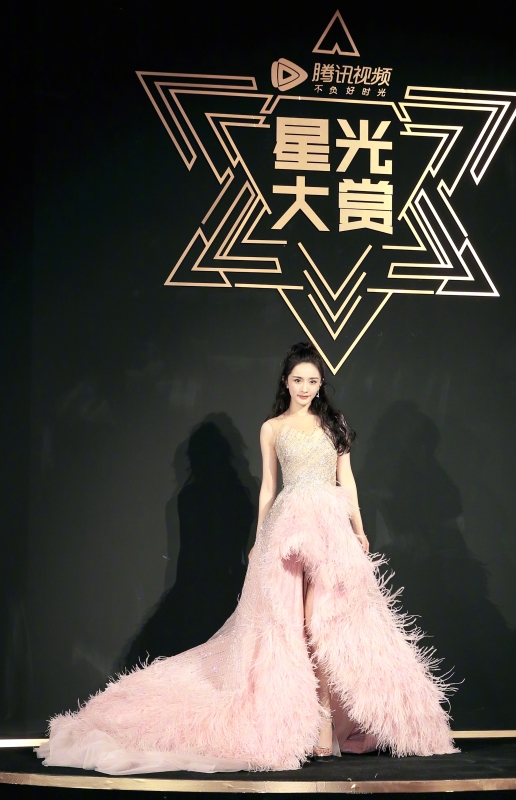 杨幂的粉红拖尾长裙虽然夺目，但却被网民指流苏长裙夸张又累赘。（图取自互联网）