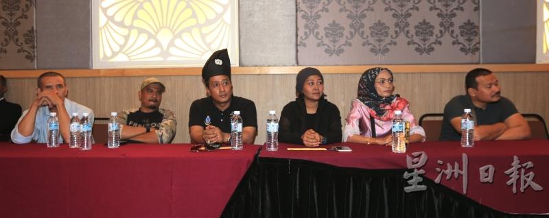 马来协商理事会成员代表慕莉娜(右二起)，艾莉和阿兰等人，受邀入席聆听代表发表关于爪夷文的看法。