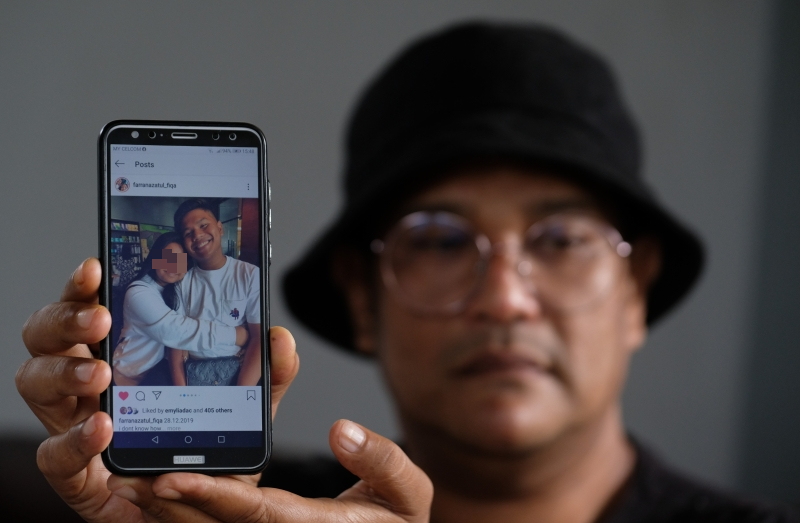 死者莫哈末法罕弗海亲属阿兹海里（47岁）在关丹接受马新社访问时通过手机展示死者生前的照片。