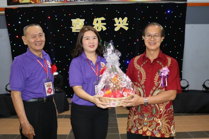 唐淑丽赠送水果礼篮给李亚旺，左为筹委会主席陈亚明。