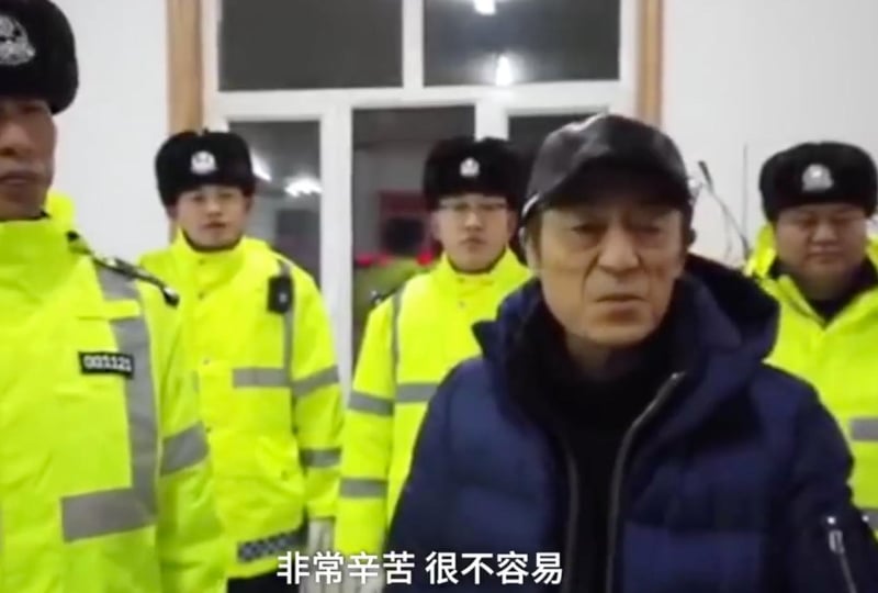 张艺谋近日一直在雪乡拍摄电影《悬崖之上》，妻子陈婷和3个孩子也来探班。黑龙江自28日晚开始普降大雪，黑龙江省公安将滞留游客护送至哈尔滨，张艺谋对高速交警特别感谢，还分别与护送交警合照。（图取自互联网）