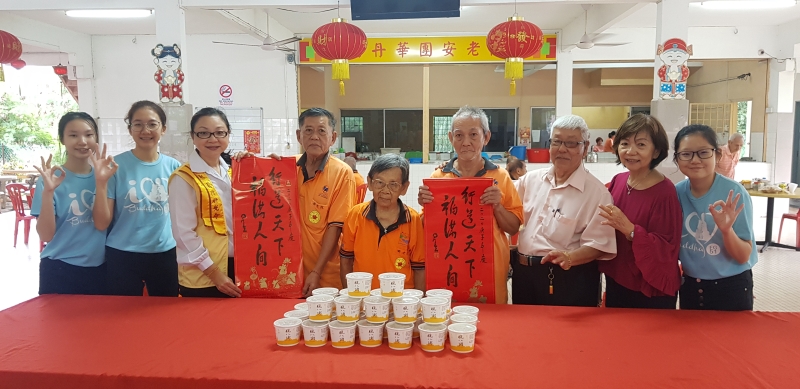 陈赛凤（左三）带领团员为老人们献上腊八粥。右二起为陈俐桦及龙兆宏。