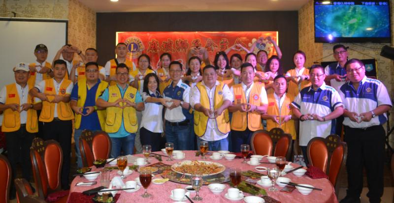 林俊喜（前排左六起）、张晋伟及彭长军，与中国成都四川390区狮子会成员展示人人有爱心的手势。