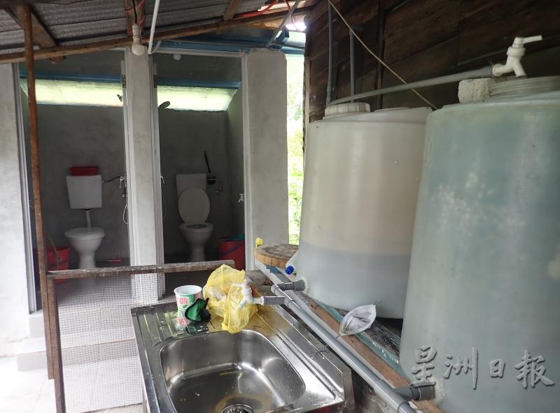 组员也兴建了新抽水马桶，并装置了新水桶及洗手盆。