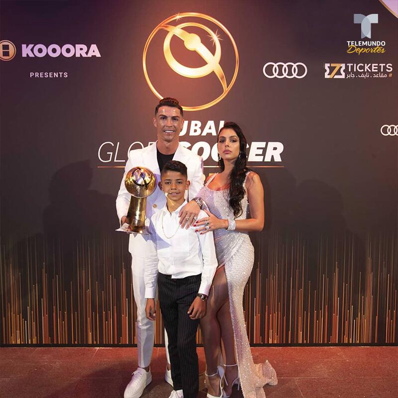C罗非常重视全球足球最佳球员这一荣誉，携带女友乔治娜和大儿子迷你罗出席颁奖典礼。