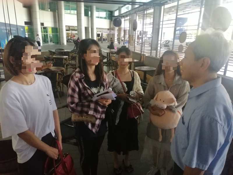 吴晓晴（右）在亚庇国际机场为4名中国游客送行。