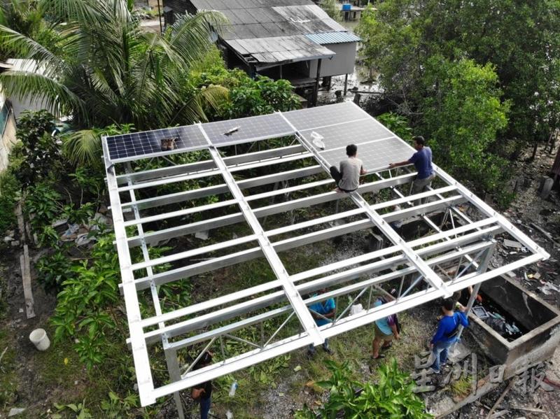 组员们在学生宿舍旁，安装太阳能发电板。