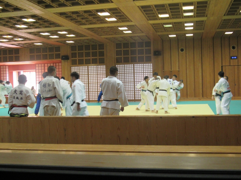 日本一家空手道俱乐部的选手来到爱媛县武道馆进行集训。