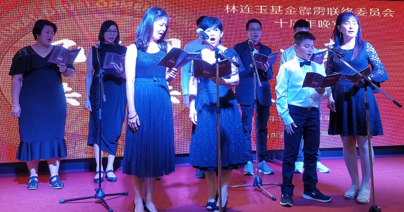 “风起银州”演员呈现华教奋斗历程的歌曲，感动人心。