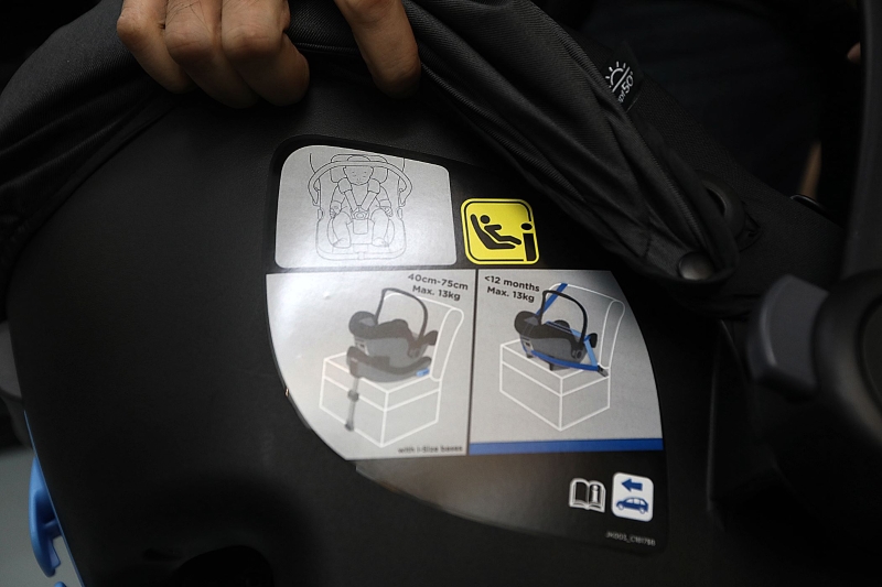 儿童安全座椅的侧面会贴上如何装置在轿车内的教学指南。