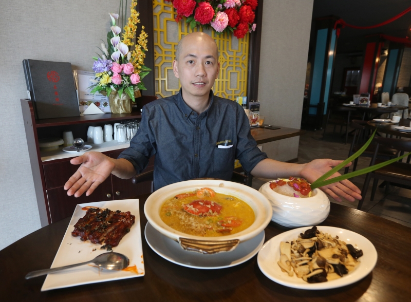 不安于一成不变的烹饪手法，谢平祥大胆尝试将不一样的中式料理带入本地，获得本地及新加坡顾客的青睐。