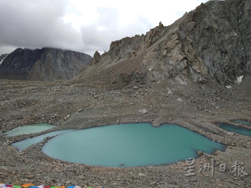 走下卓玛拉山口，就看见了圣湖托吉措，传说中空行母的浴池。

