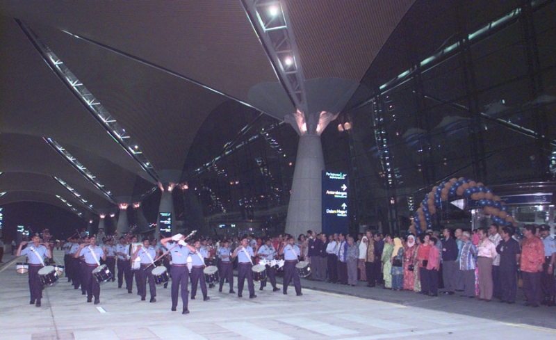 吉隆坡国际机场开幕时，马哈迪（右三）率领一众内阁成员见证历史性的一刻。