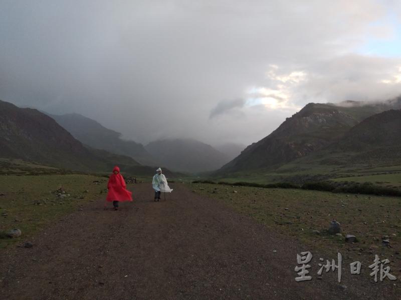 高原的天气，变幻莫测！抵达楚祖寺时开始下雨了，我们冒着高原沁凉的雨水继续完成最后12公里的转山路。

