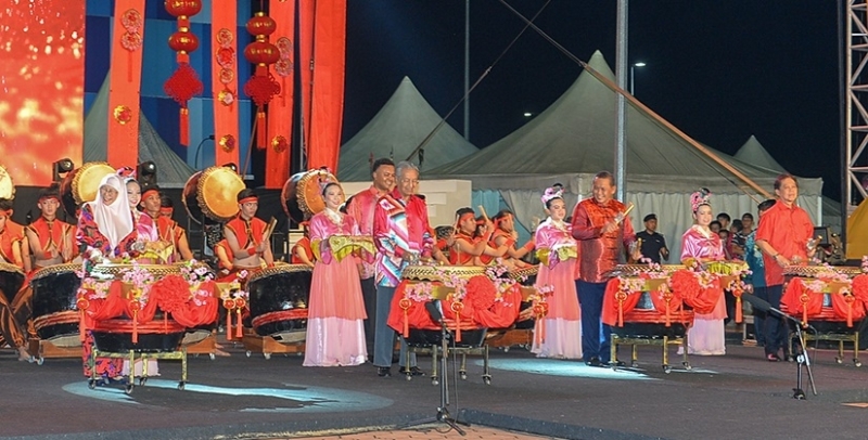希盟执政后的首场全国新春大团拜于森州举行，邀请首相敦马哈迪等嘉宾主持开幕。