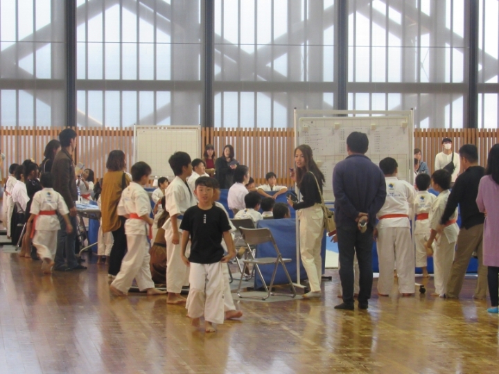 爱媛县武道馆在大马代表团造访当天正在举办小学生的空手道比赛。