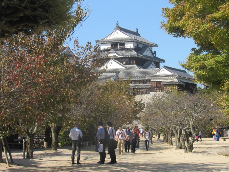 松山城是爱媛县松山市的日本城堡，选手们能到此地一游。