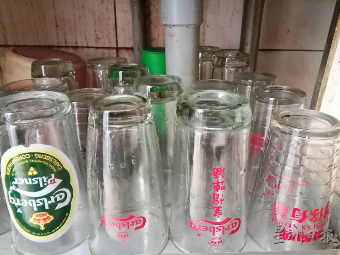 冠香园茶室惯用的7个“啤酒标志杯子”遭哥市议会充公。