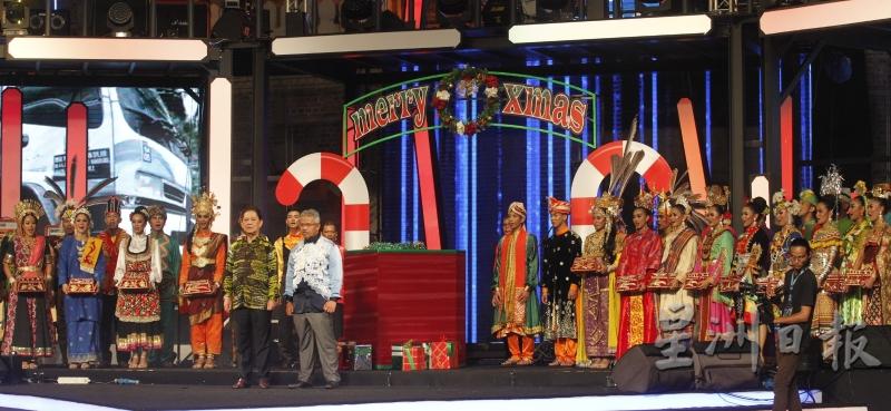 莫哈末丁可达比（前排左起）和旅游部秘书长拿督诺扎里哈玛主持圣诞节开放门户活动。
