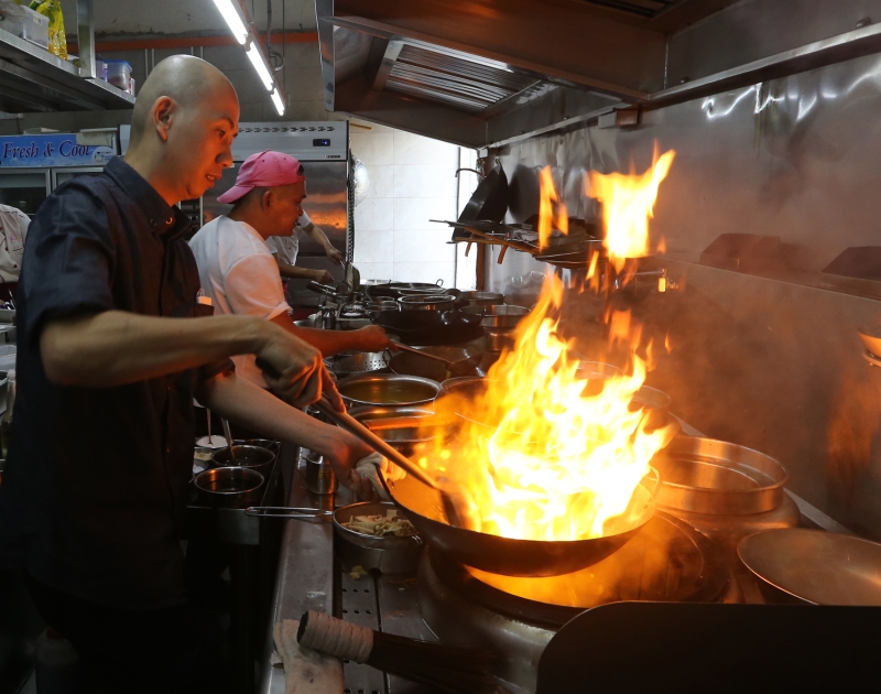 谢平祥秉持自创餐厅的梦想，在游走多个国家担任厨师工作后，带着结合不同国家文化的创意料理回到新山。