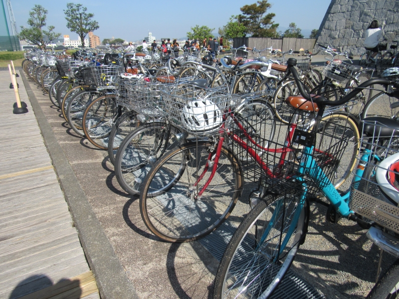 由于爱媛县属于郊外地区，因此这里的居民大多以脚踏车代步，图为爱媛县武道馆外停满脚踏车。