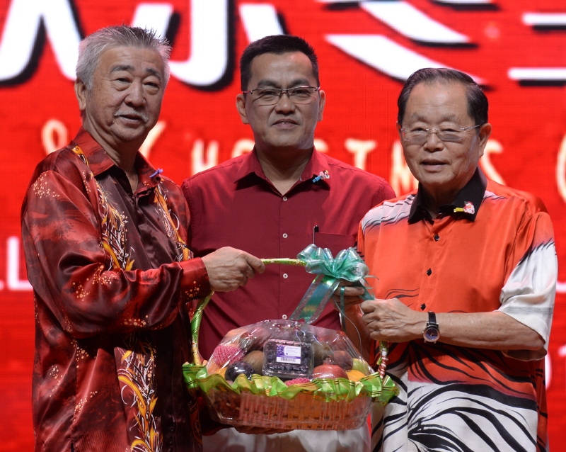 陈铨隆（左）赠送纪念品给大会开幕嘉宾郑福成（右）；中为蔡志权。