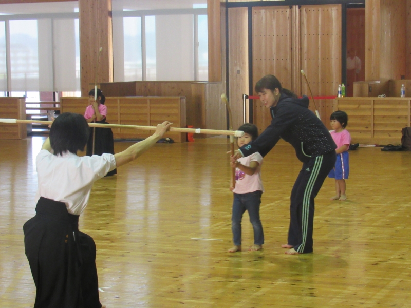 除了提供选手集训和举办比赛，爱媛县武道馆还设立了各种学习班，图为提供予小朋友的剑道课。