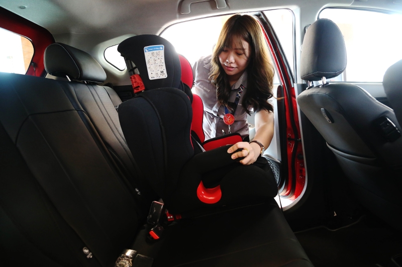 杨秋燕示范安装儿童安全座椅。