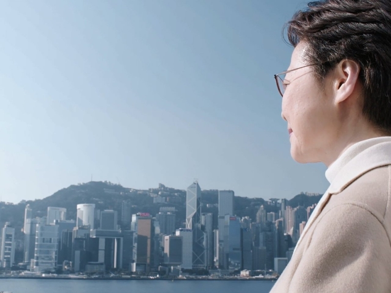 香港特首林郑月娥周二发表短片，回顾过去一年工作和提出新年希望。她表示，社会动荡持续超过半年，作为特首责无旁贷，承诺会虚心聆听，为社会找出路。（互联网照片）