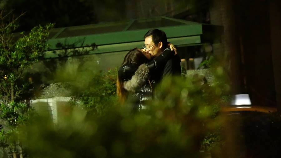 陈绮贞日前被周刊直击在大街上和新欢林男热吻。