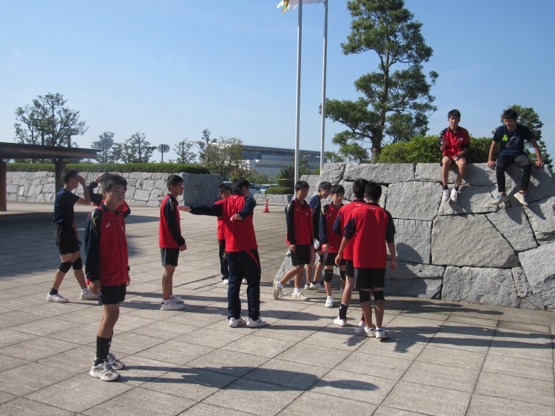 选手们在爱媛县武道馆外进行热身。