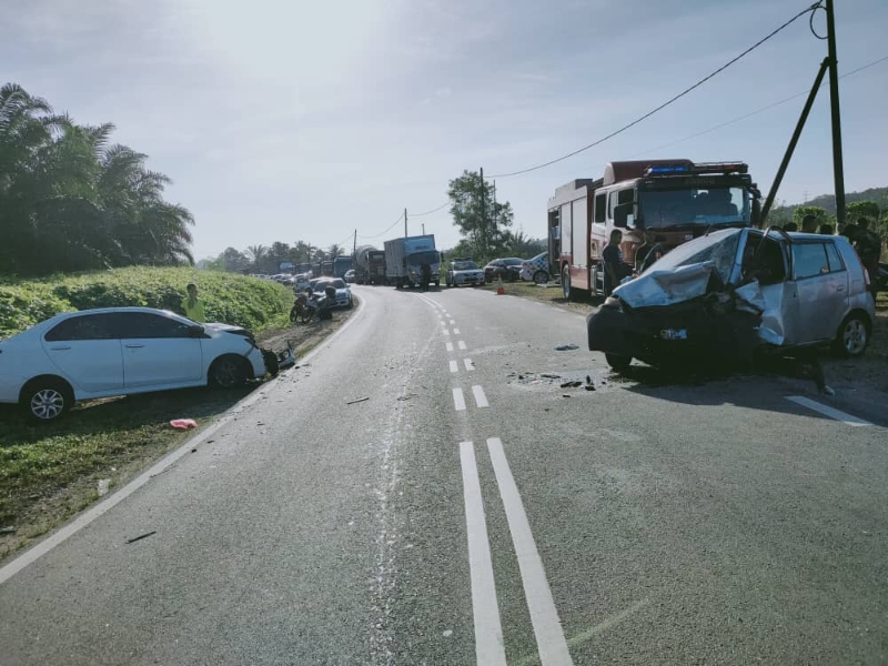 辆轿车被撞飞到路旁，事发道路塞起车龙。（照片由警方提供）

