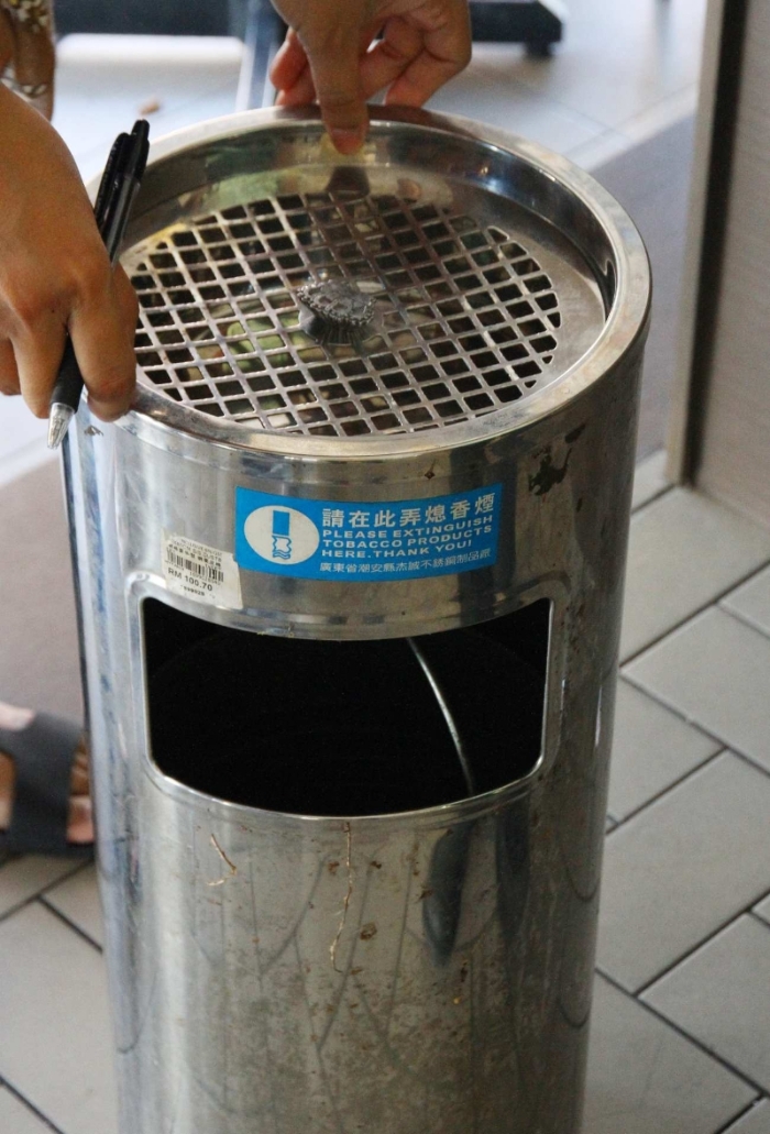 官员要求业者将垃圾桶上的隔烟灰网移走，以免让顾客有机会在店里抽烟。