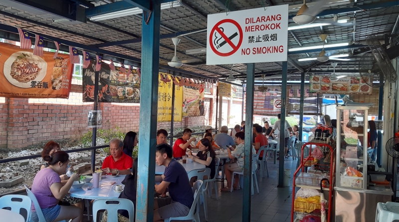 食肆张贴多个禁止吸烟的广告板，民众理解当局严厉执行禁烟令。