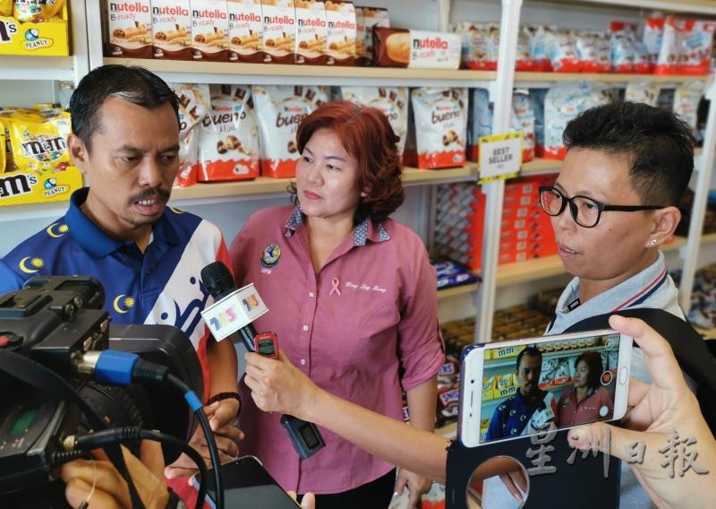 黄丽娟（右二)及市议员依朱安（左一)接受媒体访问时，解释邦咯岛成为免税岛首日没有免税商品出售的原因。