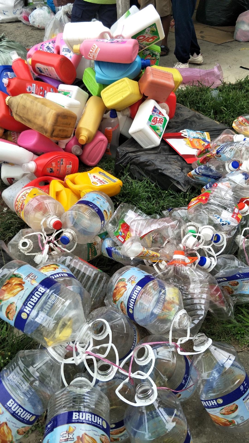 塑胶容器可供循环再造，别乱丢掉。