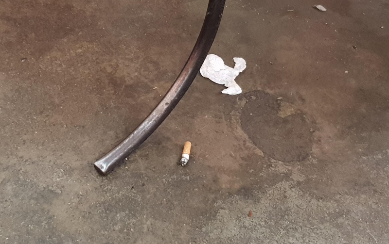 茶室地面有烟头，是烟民吸烟留下的证据。