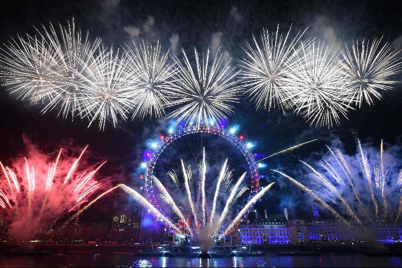在英国伦敦，数以万计聚集在泰昭士河岸，欣赏伦敦眼在脱欧前最后一个新年的烟花表演。（图：法新社）