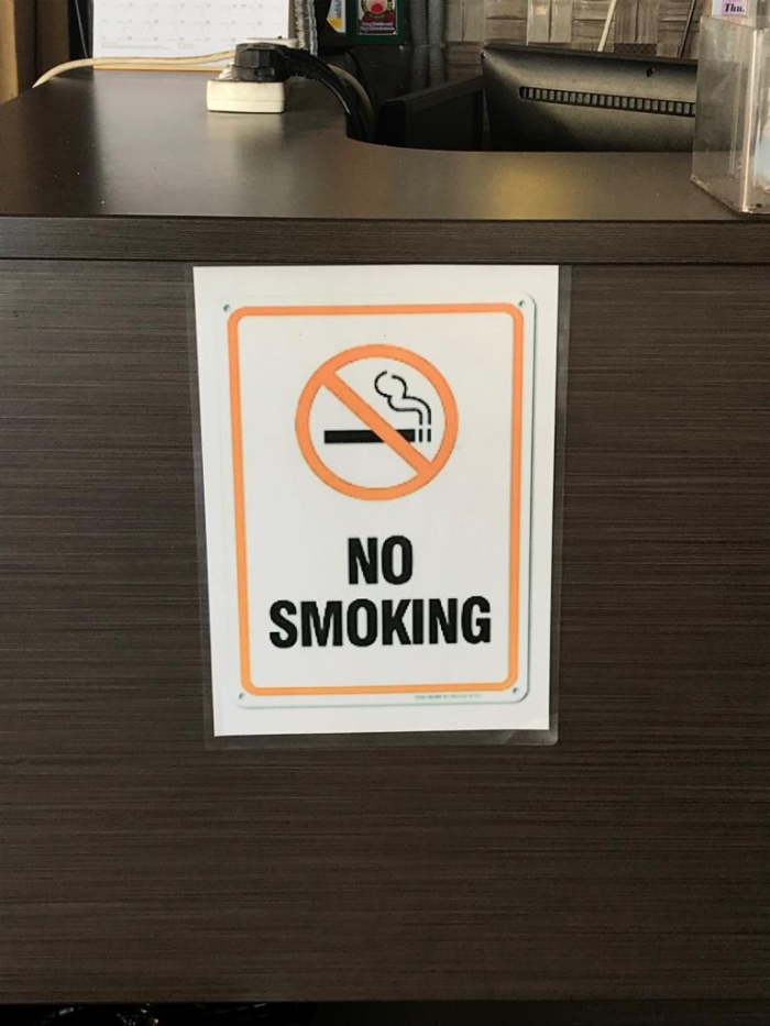 不少食肆并没有置放符合规格的禁烟指示牌。